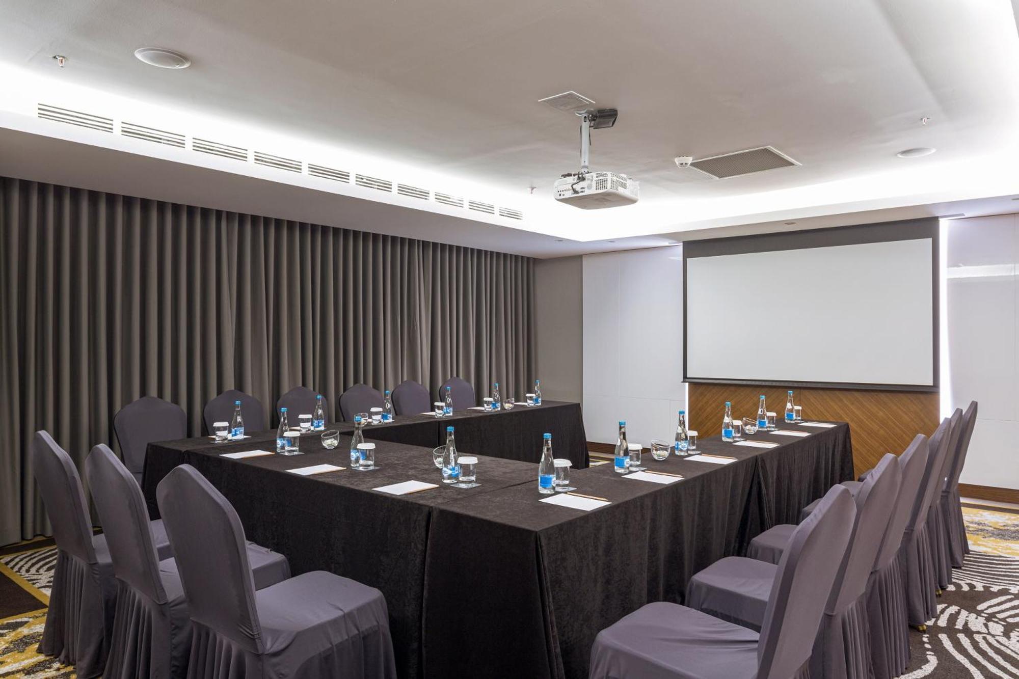 Sheraton Бишкек Екстериор снимка