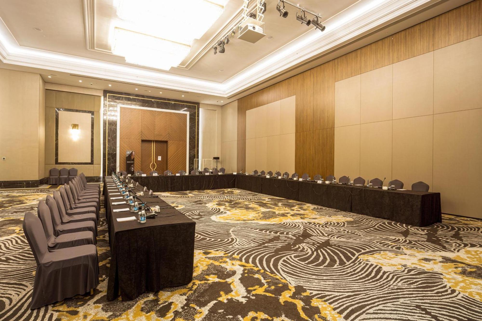 Sheraton Бишкек Екстериор снимка